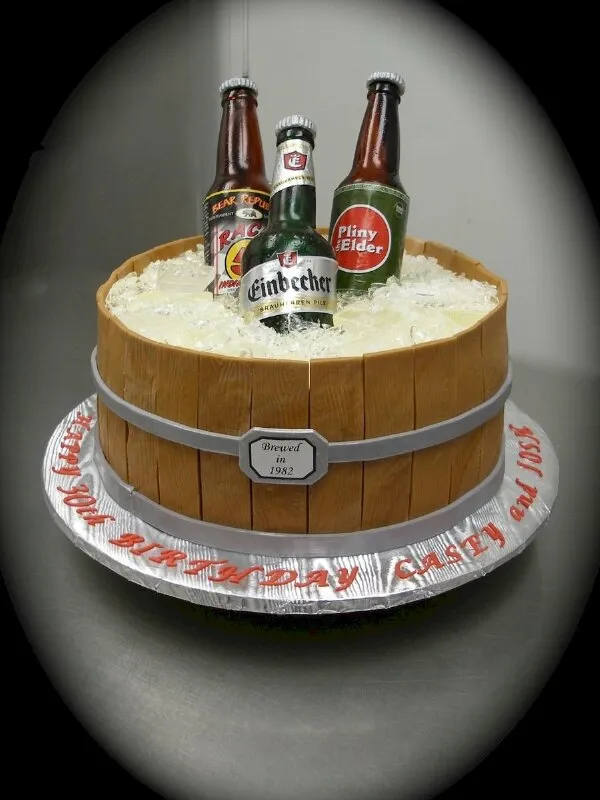 Hình ảnh chiếc bánh kem độc đáo có hình chai rượu chúc mừng sinh nhật