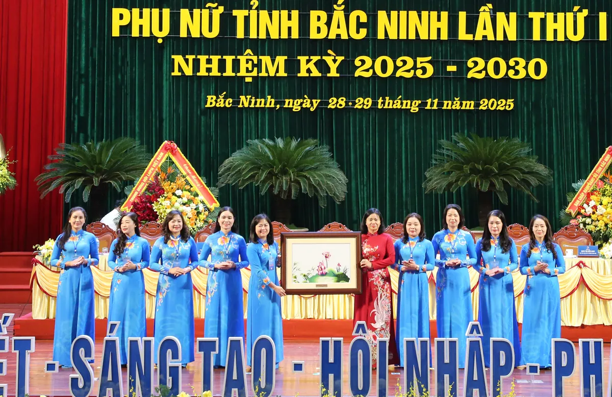 Chủ tịch Hội LHPN Việt Nam Nguyễn Thị Tuyến tặng tranh cho Hội LHPN tỉnh Bắc Ninh.