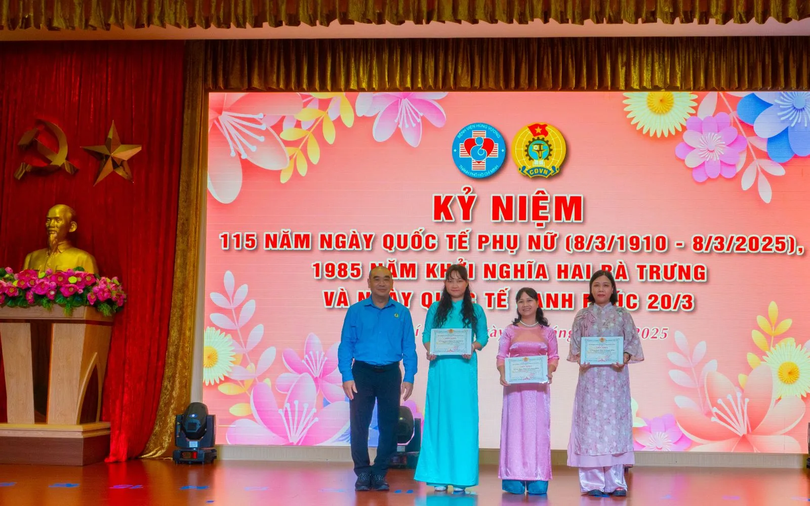 Các cá nhân xuất sắc nhận hoa chúc mừng và bằng khen vì những đóng góp cho ngành y