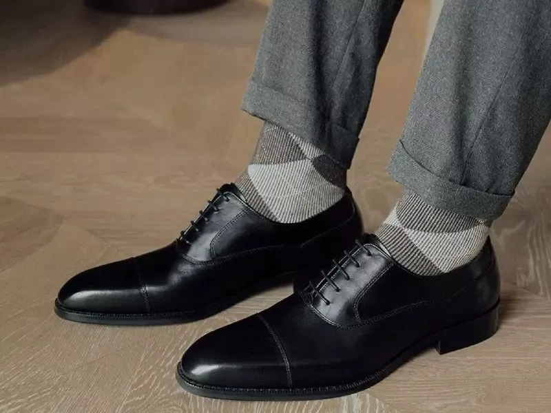 tặng đôi giày da cho ba