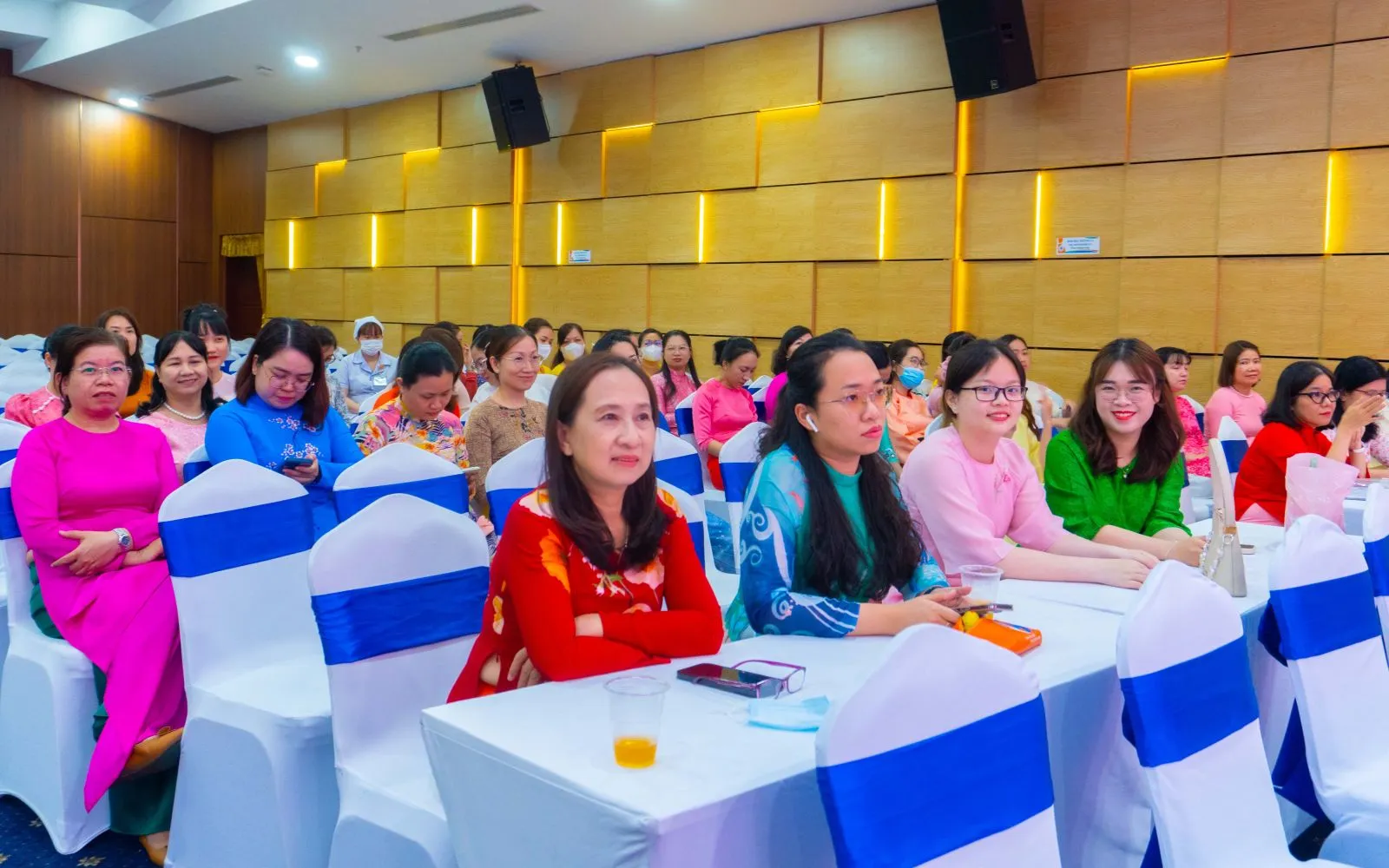 Đại biểu và cán bộ nhân viên cùng theo dõi những thước phim tư liệu quý giá