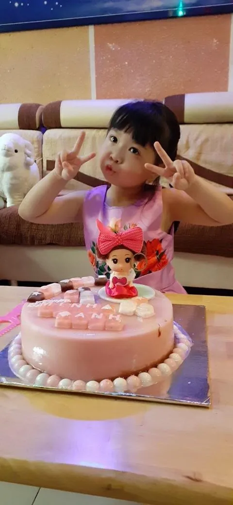 Cận cảnh lớp thạch rau câu trái cây tươi mát cho sinh nhật bé gái thêm phần rạng rỡ