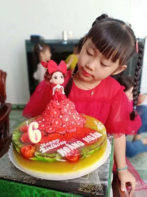 Mẫu bánh sinh nhật rau câu 2 tầng sang trọng cho tiệc lớn của các bé gái