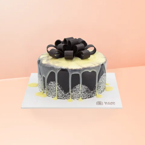 Bánh kem socola trang trí họa tiết tối giản cho nam giới