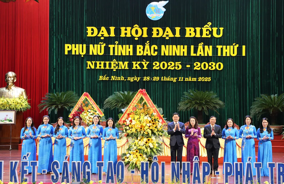 Các đồng chí lãnh đạo tỉnh tặng hoa chúc mừng Đại hội.