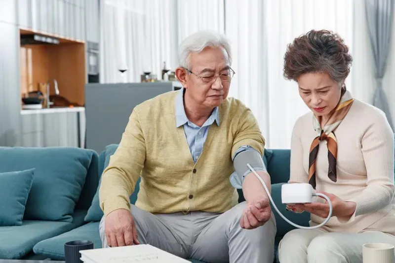 Trang bị các thiết bị y tế hiện đại giúp ông bà theo dõi sức khỏe dễ dàng ngay tại nhà