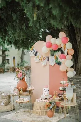 Hình ảnh minh họa cho một bữa tiệc sử dụng màu bóng tông hồng cam ngọt ngào