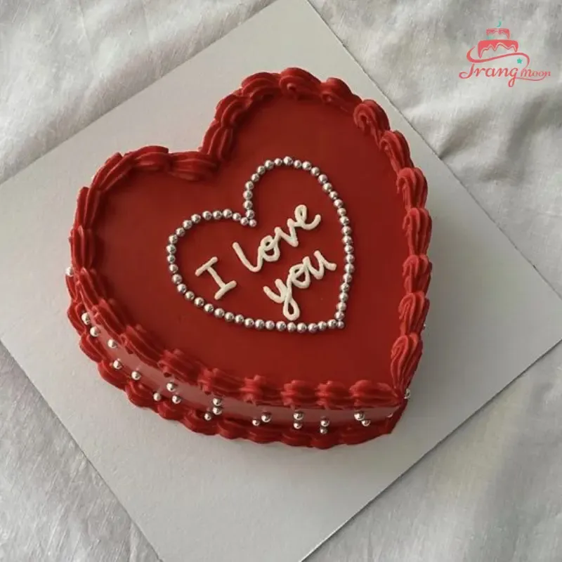 Bánh sinh nhật màu đỏ hình trái tim lãng mạn cho cặp đôi