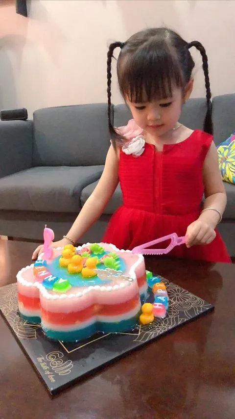 Trang trí bánh kem rau câu cho bé gái với họa tiết tinh tế và bố cục hài hòa