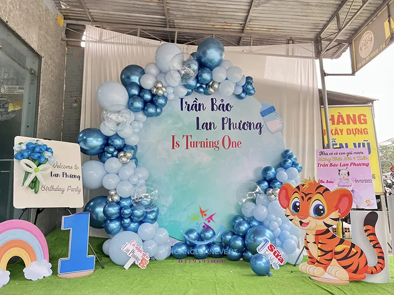 Phông nền sinh nhật bé trai chủ đề gấu Bearbrick