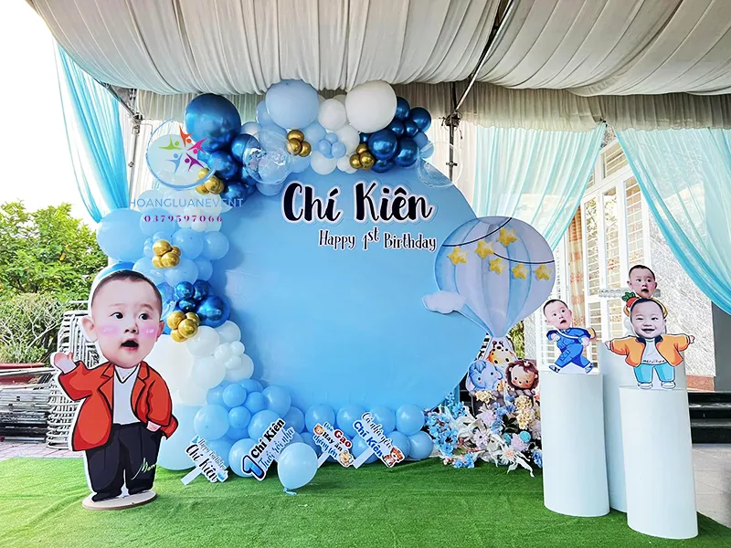 Trang trí tiệc thôi nôi với background ấn tượng