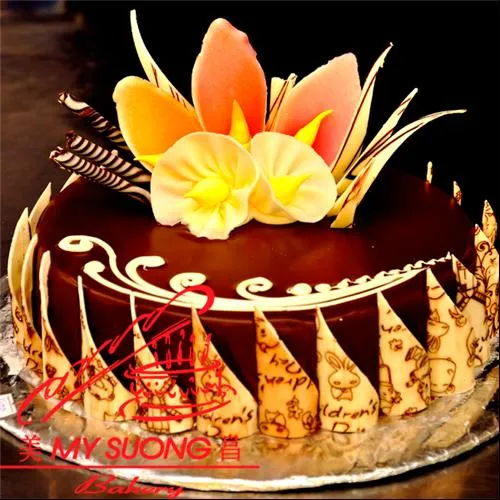 Bánh kem chocolate trang trí nghệ thuật 25cm