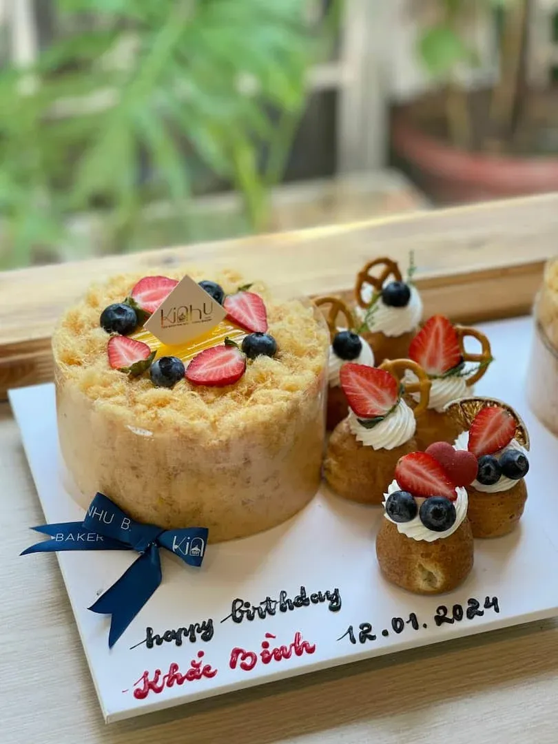 Set bánh sinh nhật trứng muối kết hợp su kem độc đáo