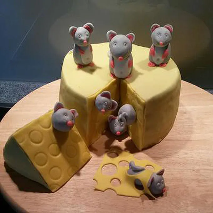 Lạ mắt với đàn chuột bên miếng phô mai lớn