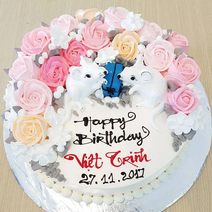 Đôi chuột trắng dễ thương cùng 16 bông hoa hồng