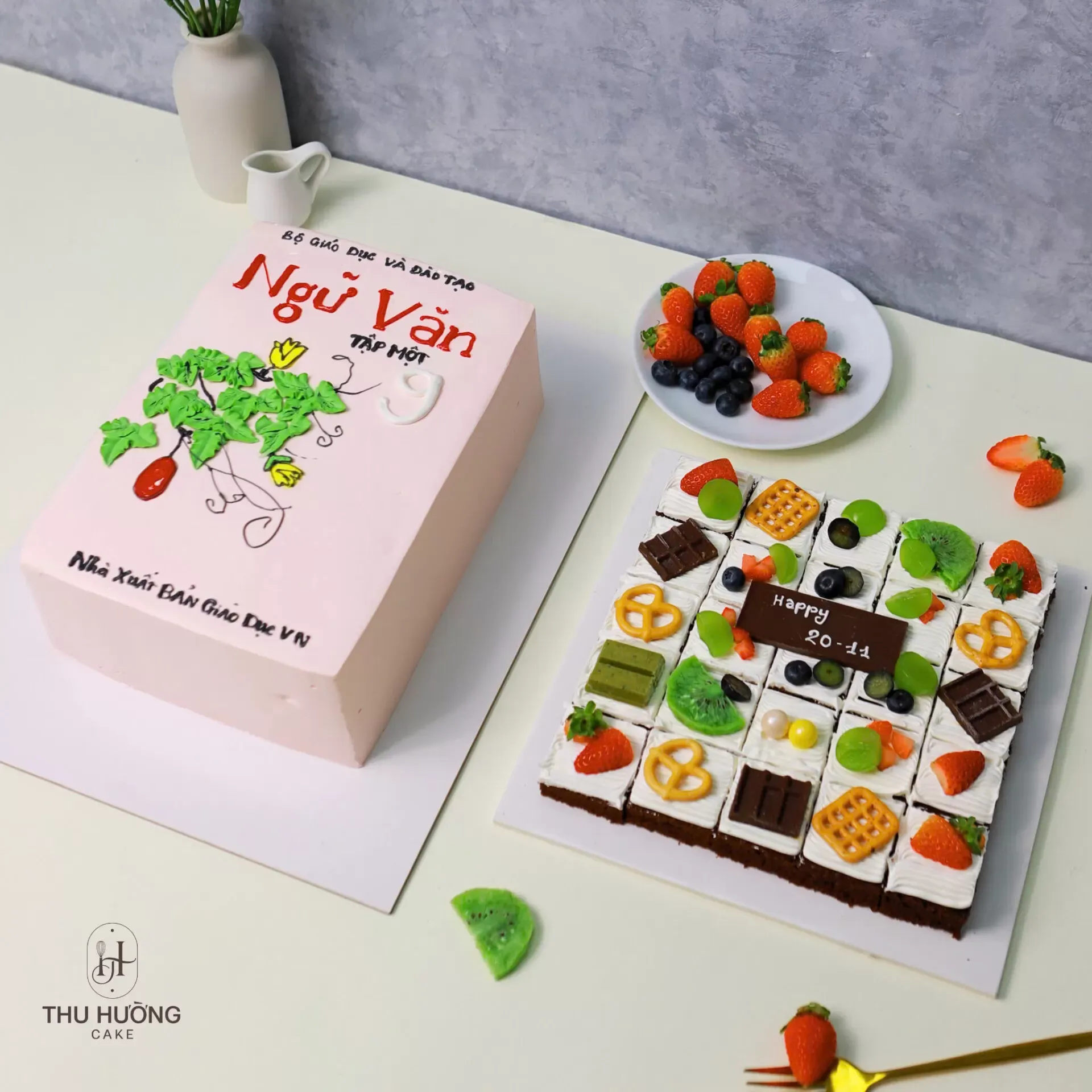 Bánh kem hình cuốn sách chúc mừng môn Văn