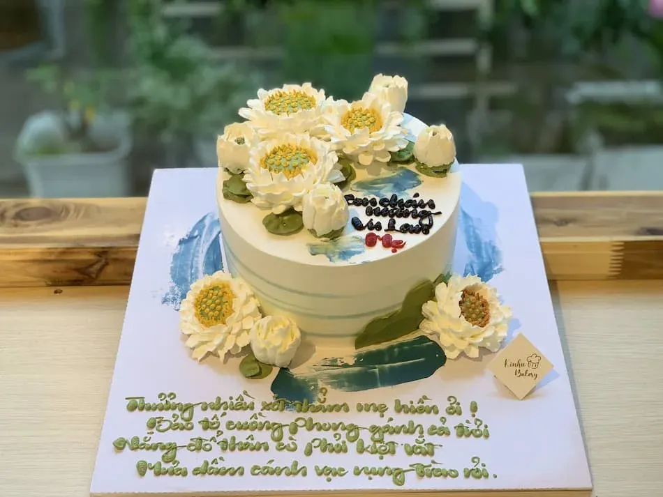 Mẫu bánh kem tặng mẹ trang trí hoa thủ công tinh xảo