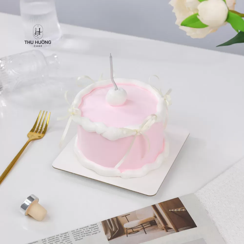 Mẫu bánh kem mini màu hồng đơn giản với lớp kem chảy nghệ thuật