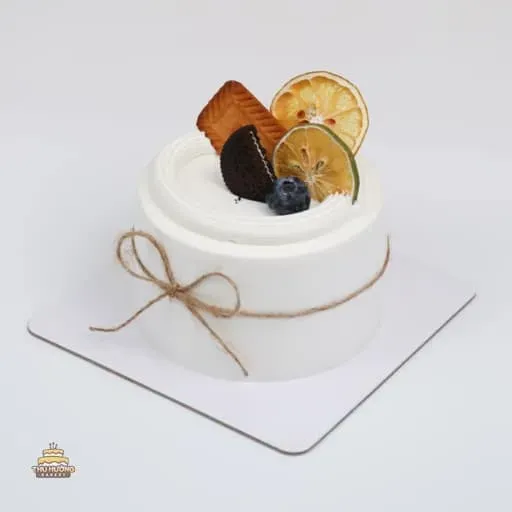 Bánh kem trang trí hoa quả và bánh kẹo