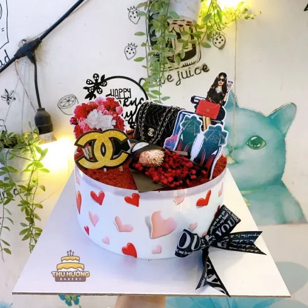 Mẫu bánh sinh nhật bạn gái trang trí phụ kiện vương miện và ngọc trai sang trọng