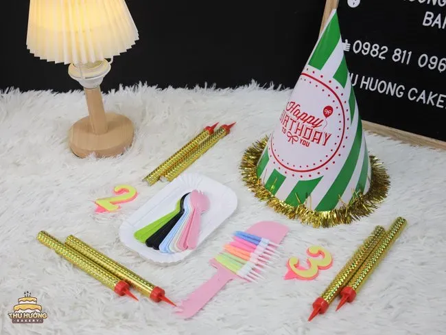 Bộ phụ kiện tặng kèm khi đặt bánh kem sinh nhật tại FATAGI bao gồm nến, dao và mũ