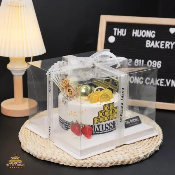 Bánh kem sinh nhật được đóng gói trong hộp mica trong suốt cao cấp có thắt nơ