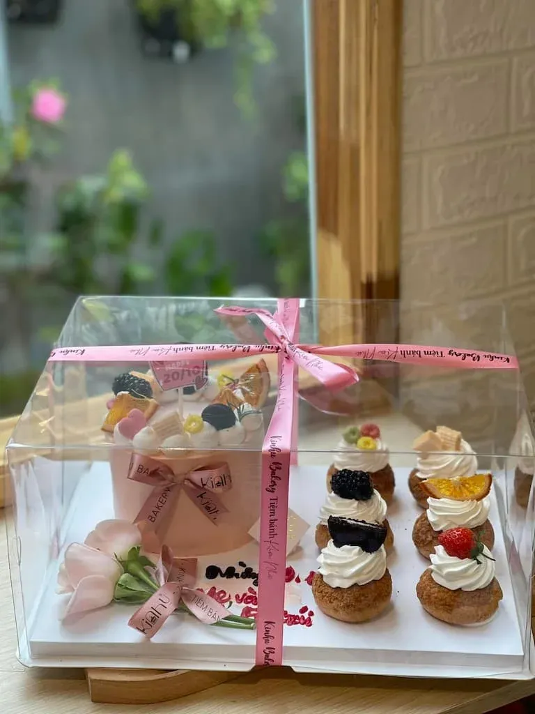 Mẫu bánh kem tặng mẹ đựng trong hộp mica trong sang trọng