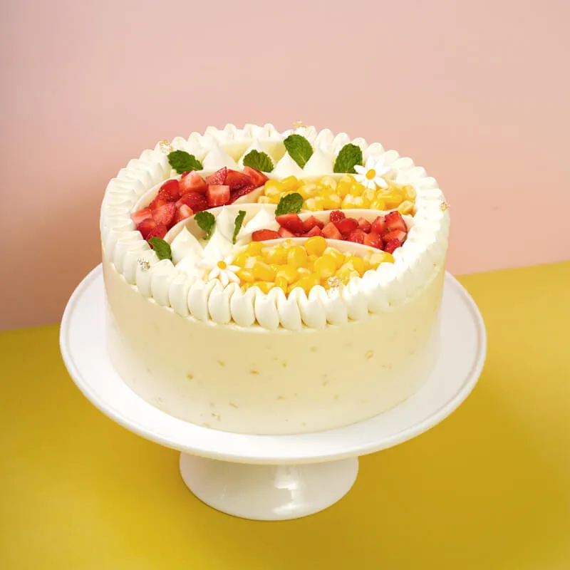 Bánh kem bắp Strawberry Sensation với lớp mousse mềm mịn, trang trí dâu tây tươi