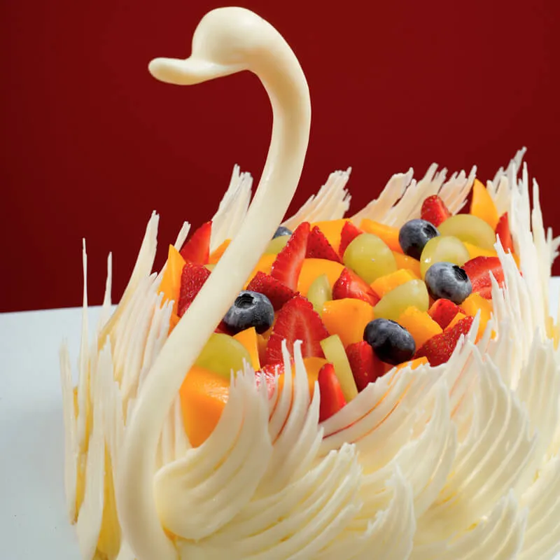 Bánh kem bắp Pretty Swan với thiết kế thiên nga từ chocolate trắng