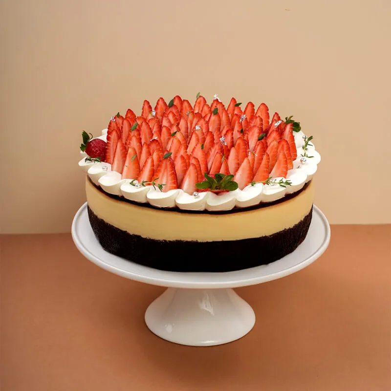 Bánh Flan Gato Strawberry với dâu tây tươi phủ kín mặt bánh