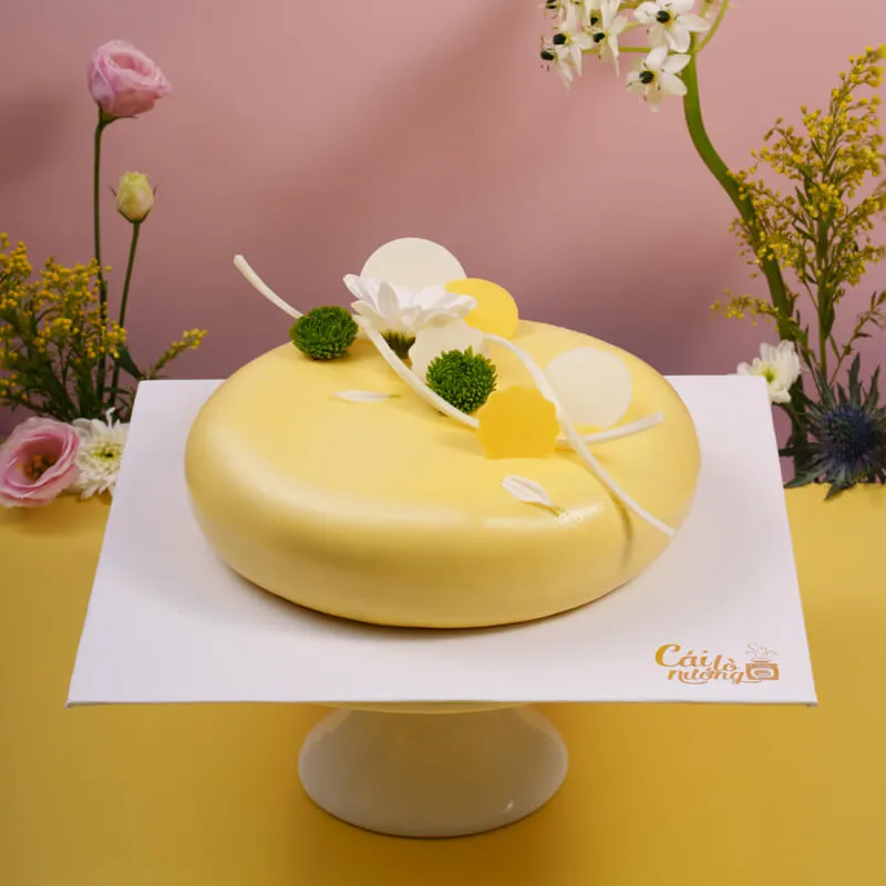 Bánh Entremet Happy Sunrise với lớp mirror glaze màu vàng cam
