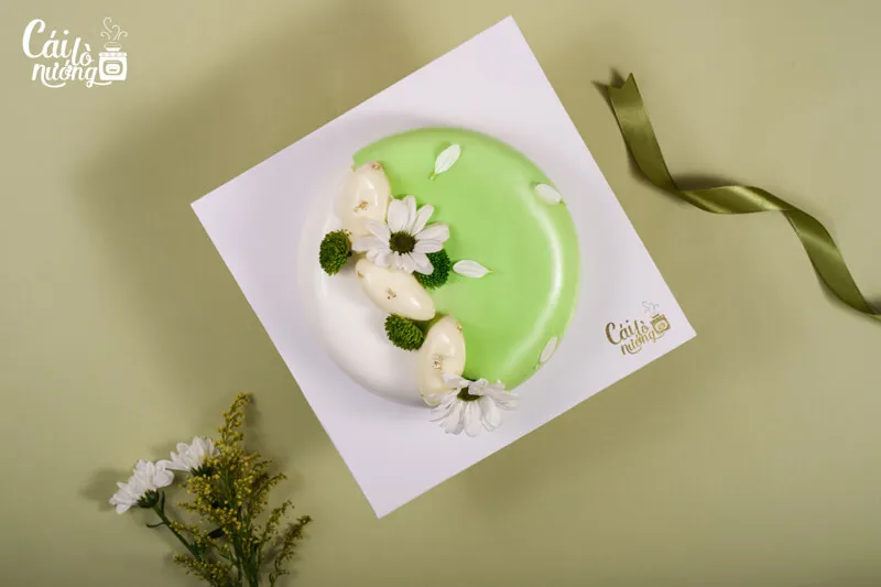 Bánh Entremet bơ kết hợp hoa cúc trắng nhẹ nhàng tinh tế