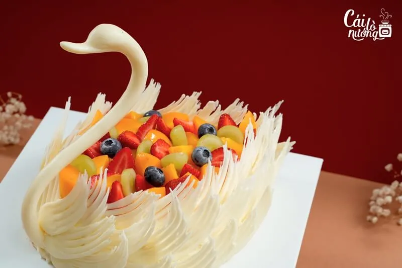 Bánh kem bắp tạo hình thiên nga sang trọng với lớp kem mịn mượt