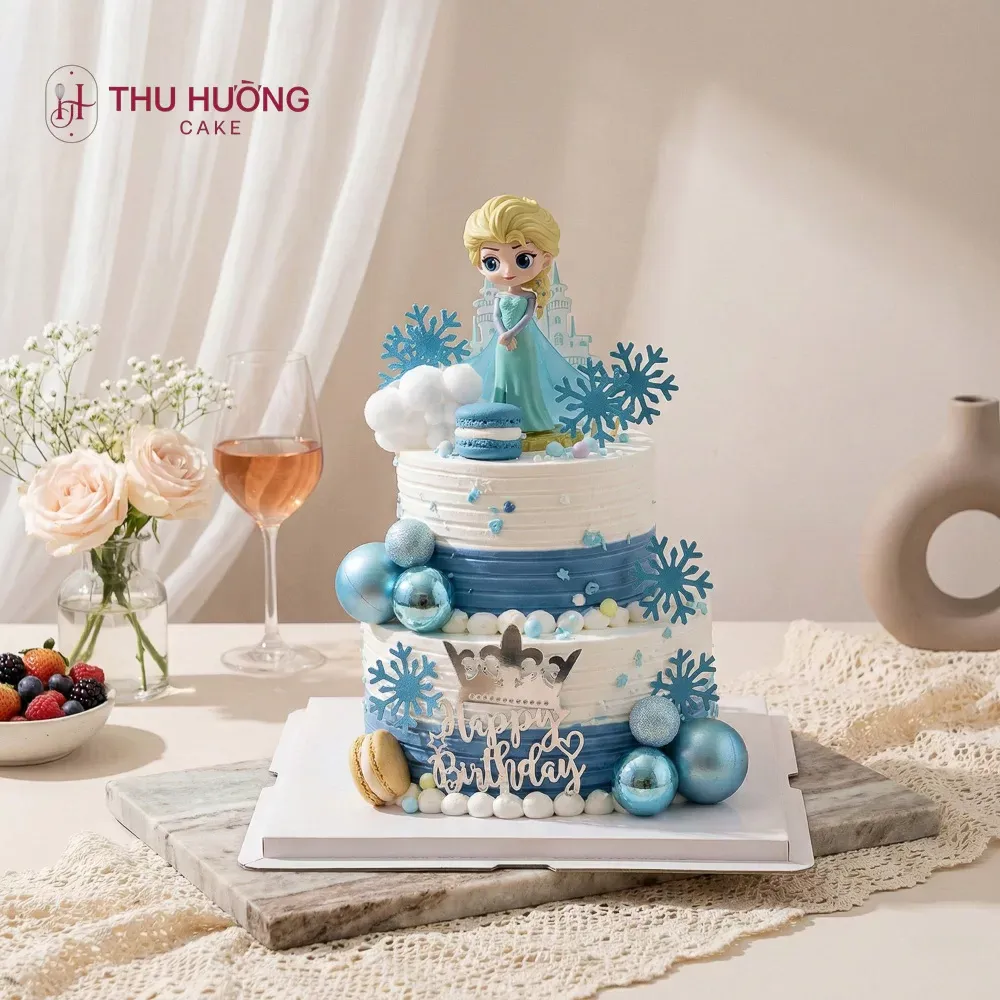 Cận cảnh chi tiết trang trí tinh xảo trên bánh sinh nhật hình công chúa Elsa