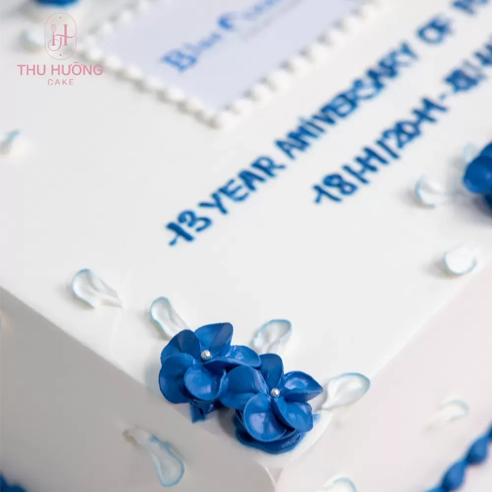 Mẫu bánh kem mừng sinh nhật công ty chuyên nghiệp in logo doanh nghiệp