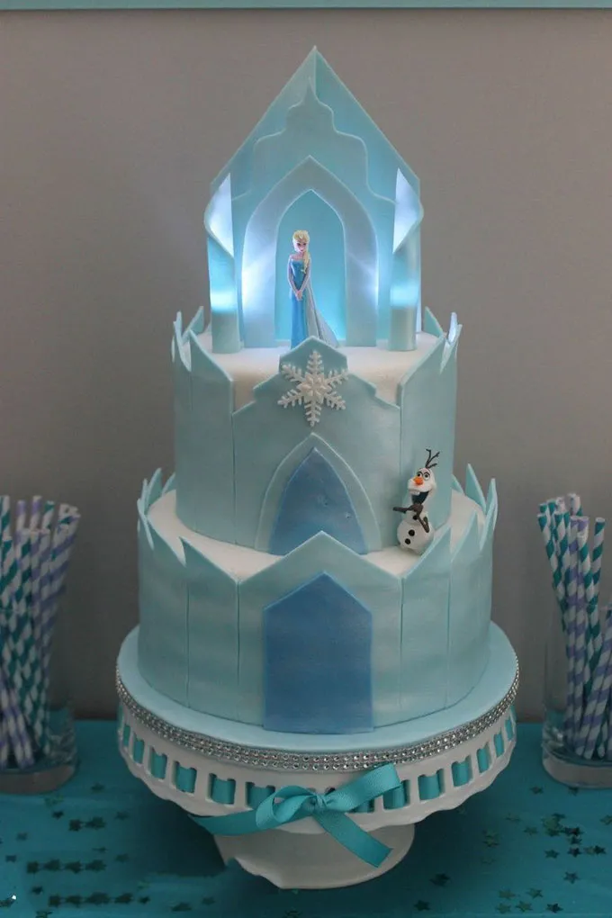 Lâu đài băng giá của Elsa trên đỉnh bánh kem 2 tầng