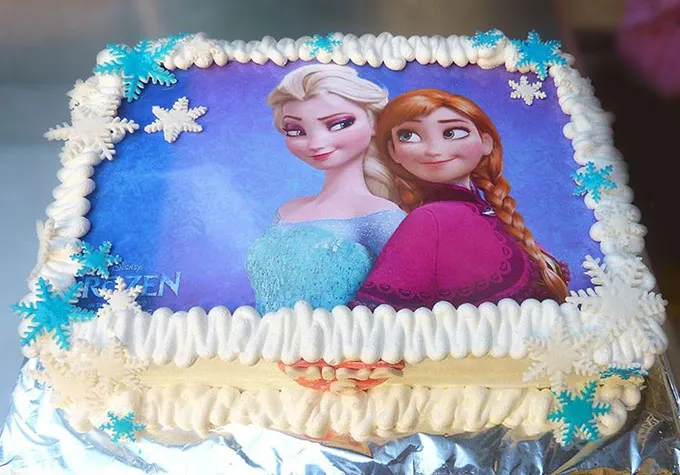 In ảnh 2 nàng công chúa Frozen lên bánh kem