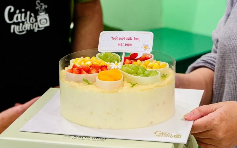Khách hàng nhận bánh sinh nhật tươi ngon từ Cái Lò Nướng