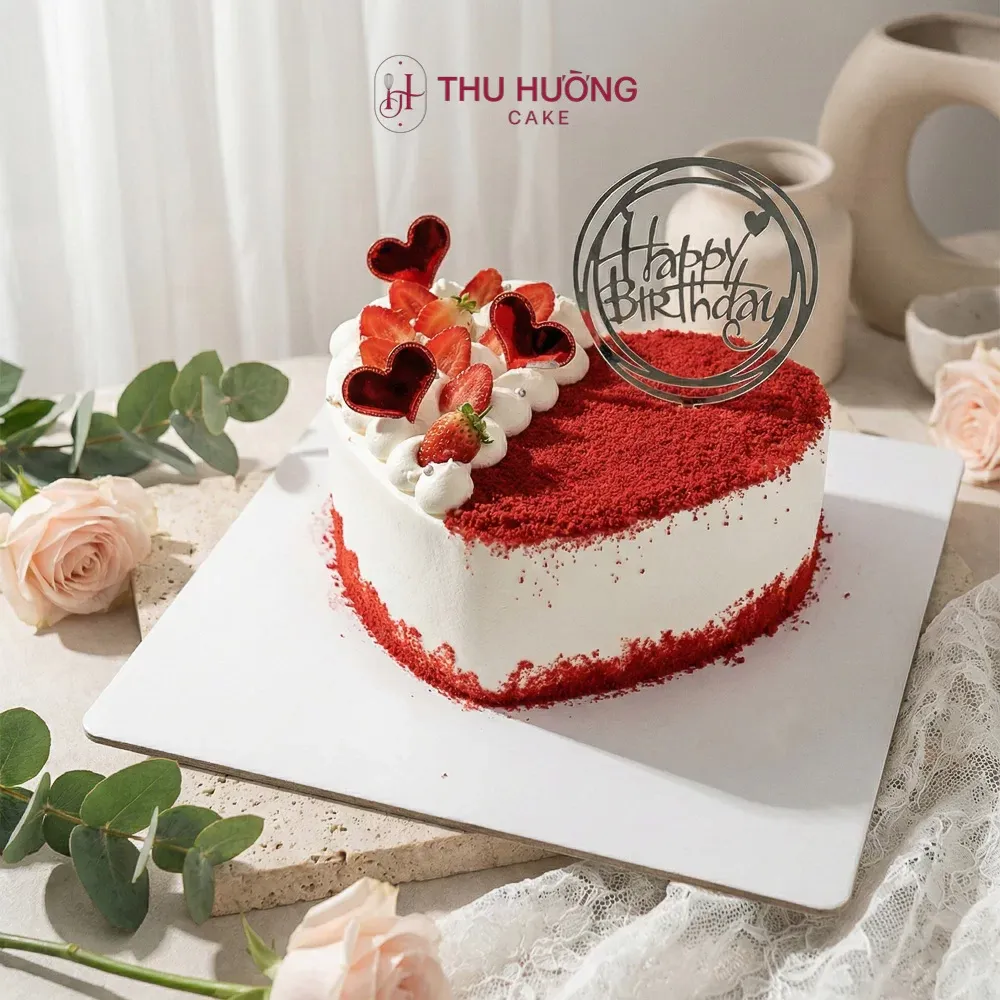 Cận cảnh lớp kem tươi mịn màng trên mẫu bánh kem trái tim đẹp