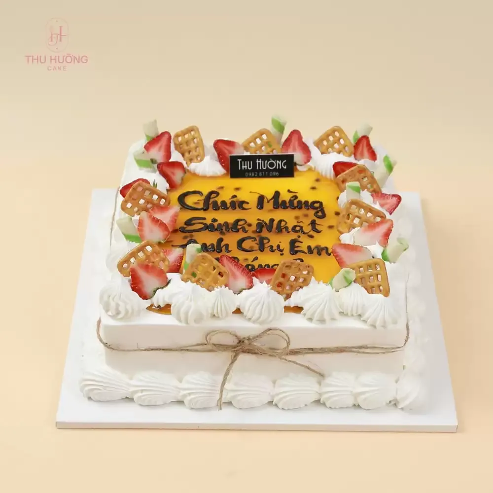 Bánh sinh nhật hình vuông đơn giản sang trọng