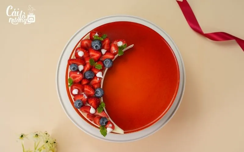 Bánh flan gato với nhiều loại berry tươi trên mặt