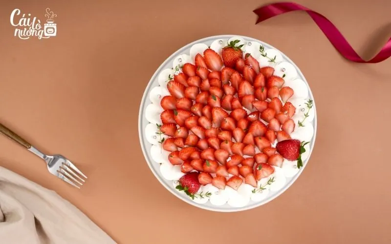 Bánh flan gato với dâu tây tươi xếp đều trên mặt