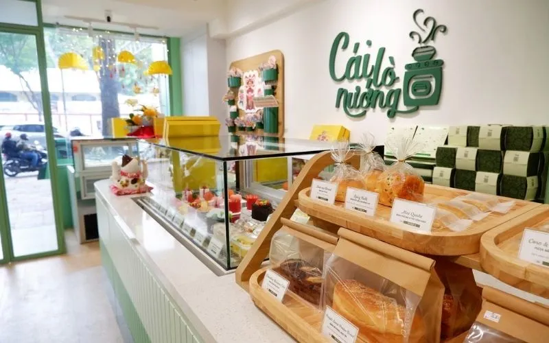 Cửa hàng Cái Lò Nướng với không gian ấm cúng, tủ trưng bày bánh đa dạng