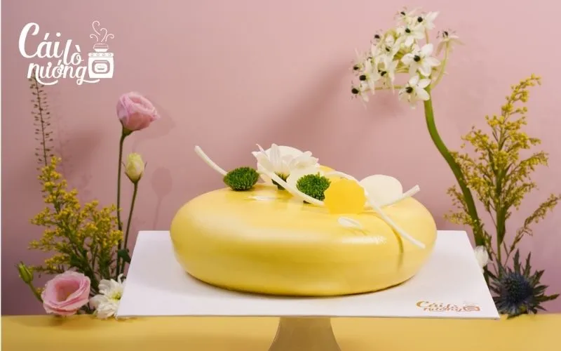 Bánh entremet thanh trà với gradient màu cam vàng, trang trí lá vàng thực phẩm