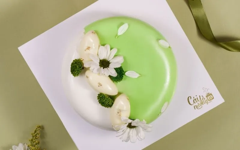 Bánh entremet bơ xanh pastel với hoa cúc kem bơ trắng tinh khôi