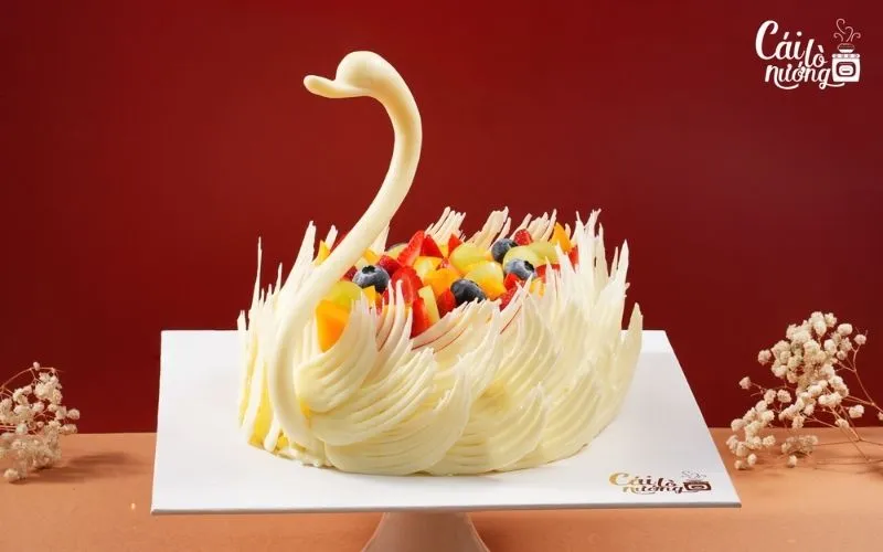 Bánh kem bơ với hoa bắp thiên nga trắng tinh khôi, lá xanh tươi