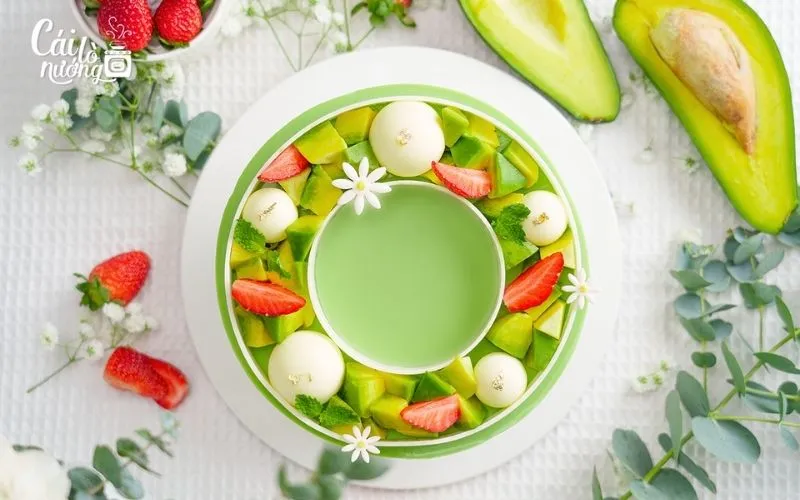 Bánh mousse bơ xanh với lớp glaze bóng, trang trí lá vàng