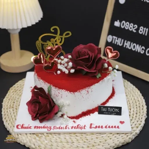 Bánh rút tiền trái tim phủ bột cacao đỏ