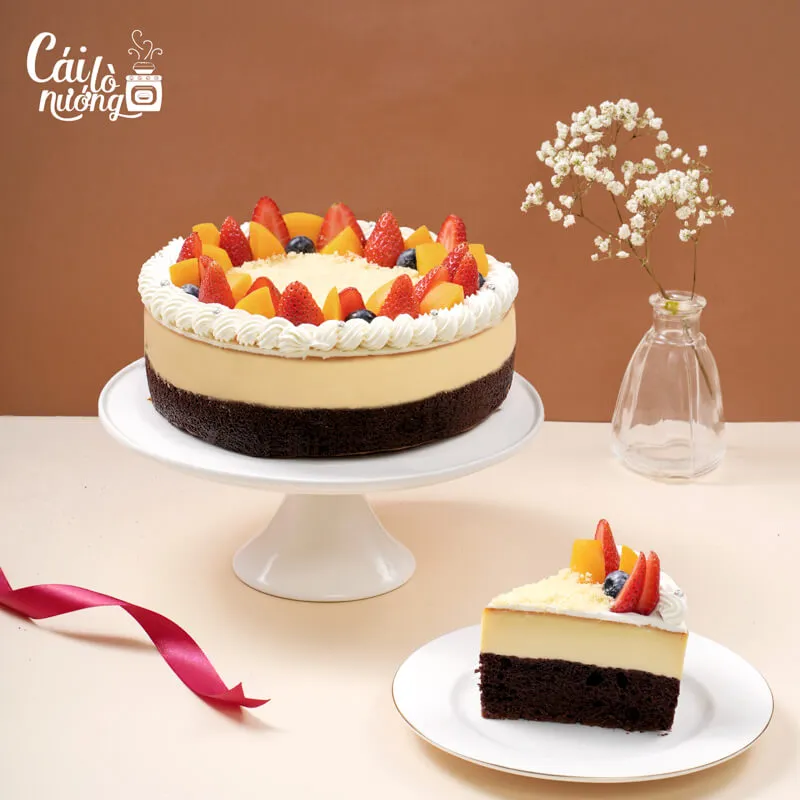 Bánh flan gato trang trí đa dạng trái cây tươi và chocolate pins
