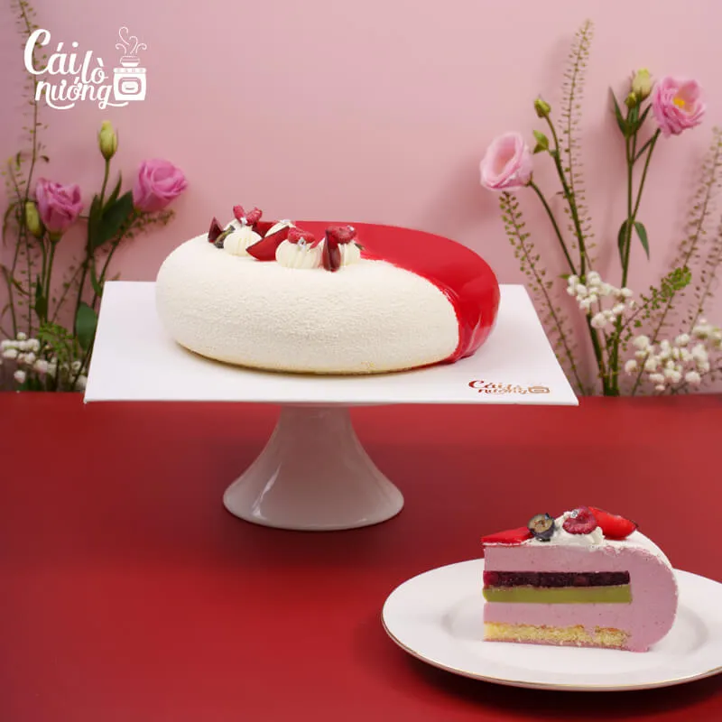 Bánh mousse cherry với lớp glaze đỏ ruby, trang trí cherry tươi và chocolate